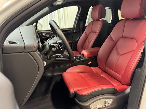 Used 2025 Porsche Macan w/ Premium Package Plus AWD/4WD image 6