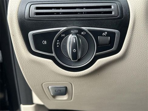 Used 2022 Mercedes-Benz GLC 300 4MATIC image 16