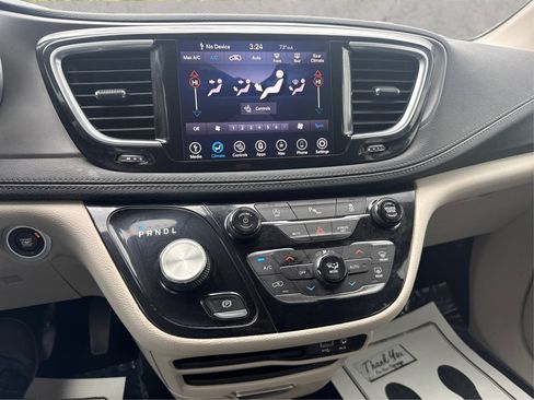 Used 2019 Chrysler Pacifica Limited FWD image 19