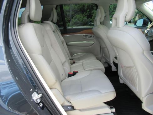 Used 2021 Volvo XC90 T6 Momentum w/ Advanced Package AWD/4WD image 32