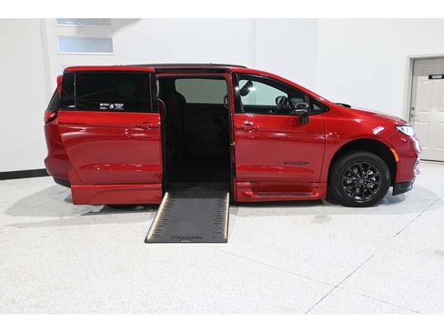 Used 2025 Chrysler Pacifica Select w/ Fav Edition Package FWD image 17