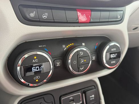 Used 2017 Jeep Renegade Limited FWD image 18