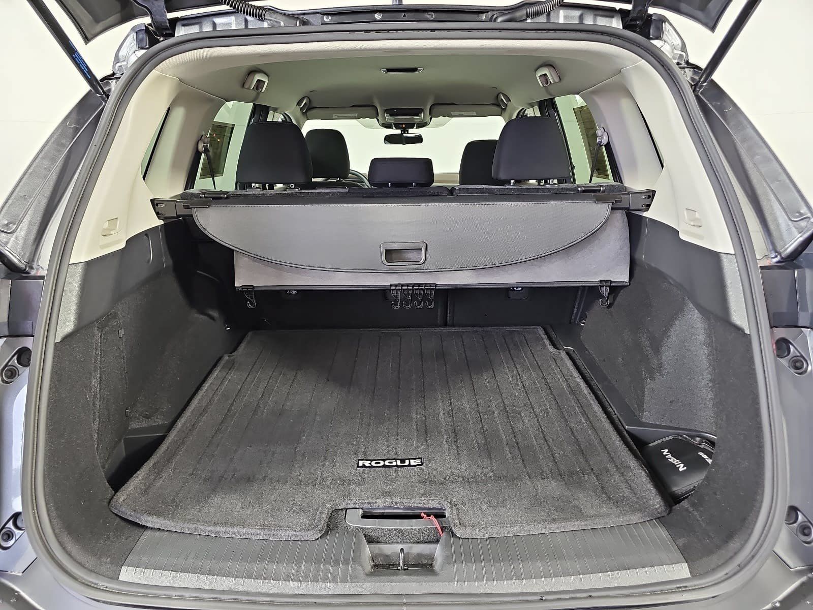 Used 2023 Nissan Rogue SV FWD image 12