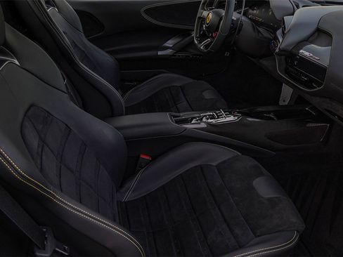 Used 2023 Ferrari SF90 Spider image 42