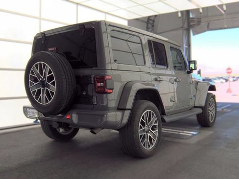 Used 2022 Jeep Wrangler Unlimited Sahara AWD/4WD image 2