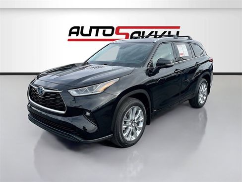 Used 2023 Toyota Highlander Limited image 3
