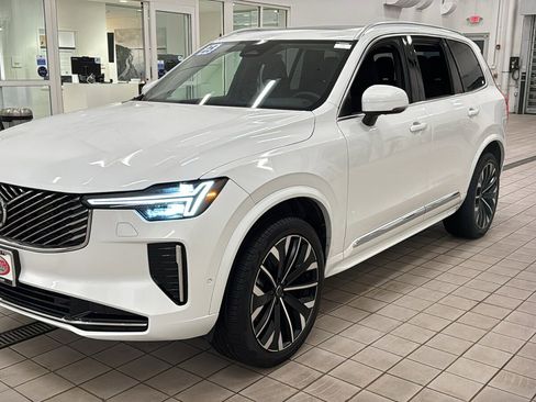 Used 2025 Volvo XC90 B6 Plus image 9