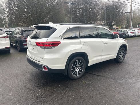 Used 2017 Toyota Highlander SE image 4