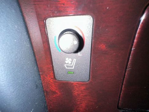 Used 2011 Lexus LX 570 4WD image 25