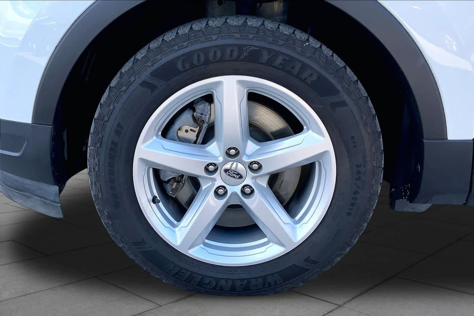 Used 2019 Ford Explorer XLT w/ Equipment Group 201A FWD image 11