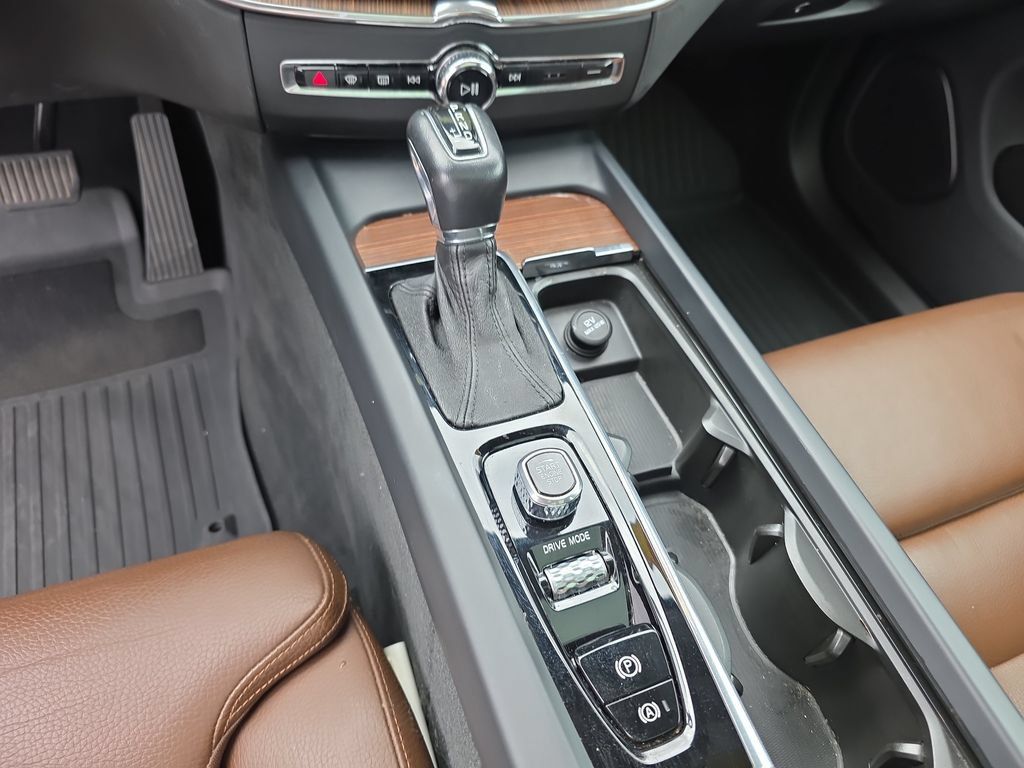 Used 2019 Volvo XC60 T6 Momentum w/ Multimedia Package AWD/4WD image 28