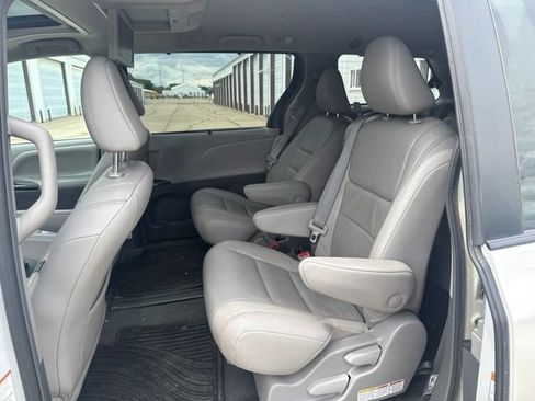 Used 2018 Toyota Sienna XLE Premium FWD image 5