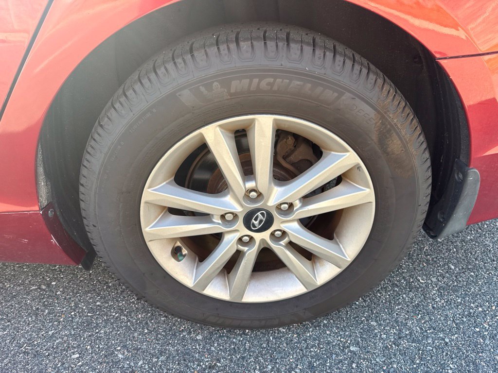 Used 2015 Hyundai Sonata SE FWD image 12