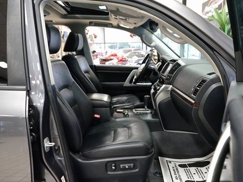 Used 2013 Toyota Land Cruiser image 50