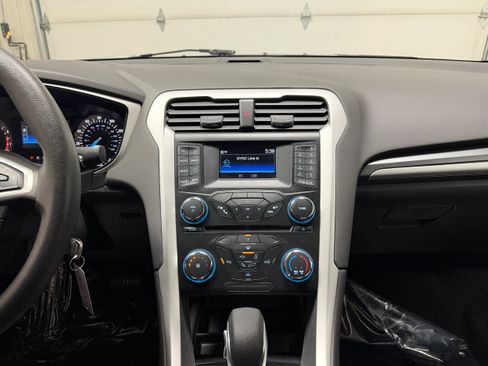Used 2014 Ford Fusion SE FWD image 19