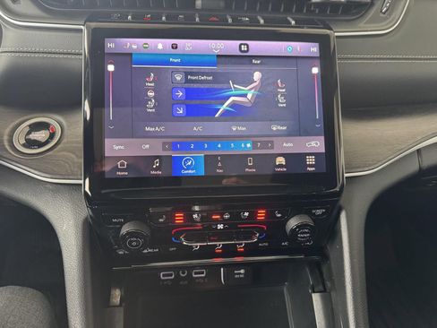 Used 2024 Jeep Grand Cherokee L Limited w/ Luxury Tech Group II image 22