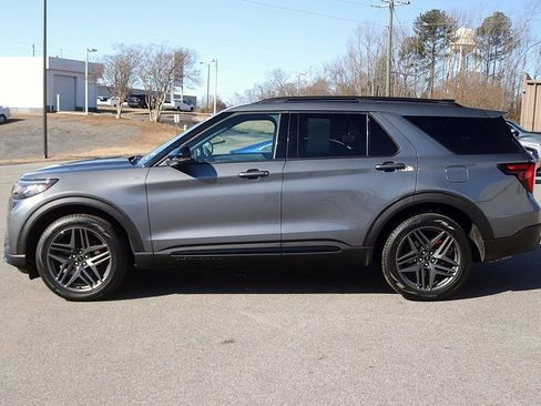Used 2025 Ford Explorer ST-Line w/ ST-Line Street Pack image 4