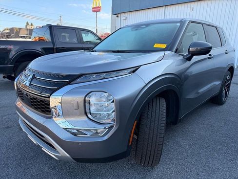 Used 2022 Mitsubishi Outlander SE image 2