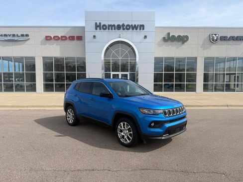 Used 2023 Jeep Compass Latitude AWD/4WD image 1