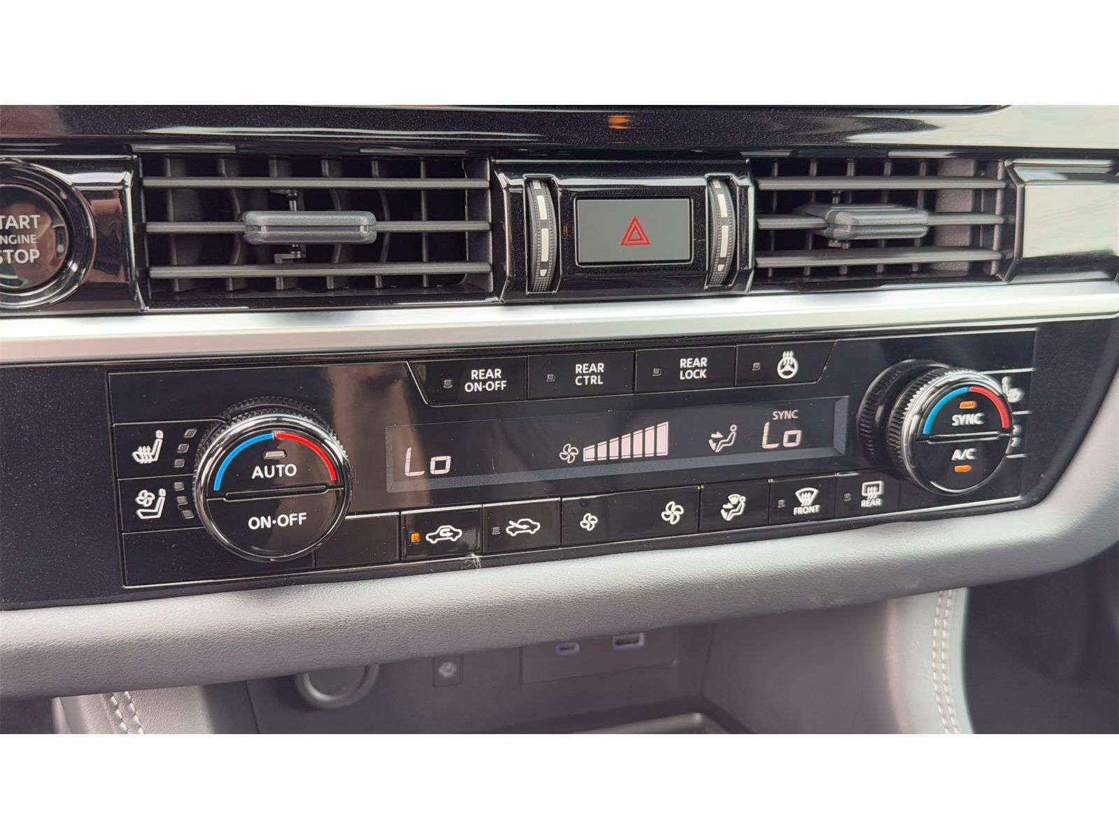 Used 2025 Nissan Pathfinder Platinum AWD/4WD image 22