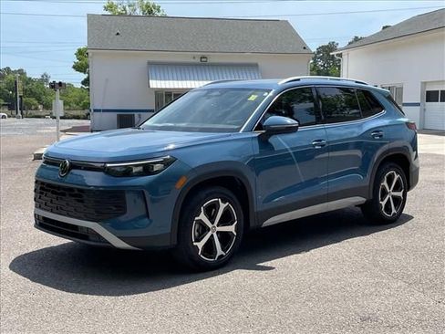 Used 2025 Volkswagen Tiguan SE w/ Panoramic Sunroof Package image 23