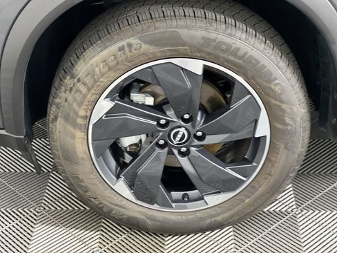 Used 2024 Nissan Rogue SV FWD image 11