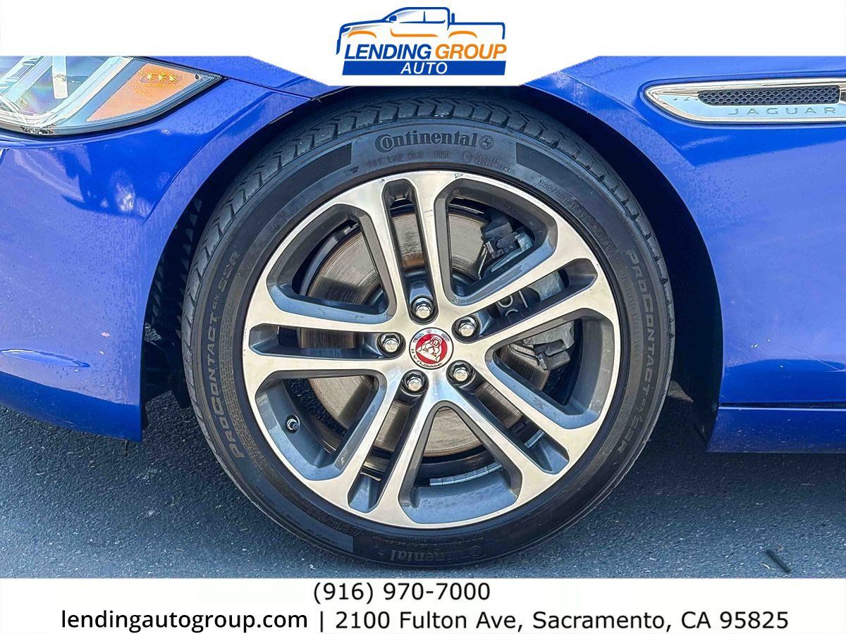 Used 2017 Jaguar XE Premium RWD image 9