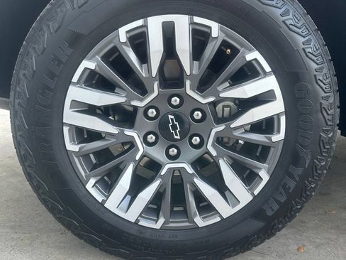 Used 2025 Chevrolet Suburban Z71 AWD/4WD image 24