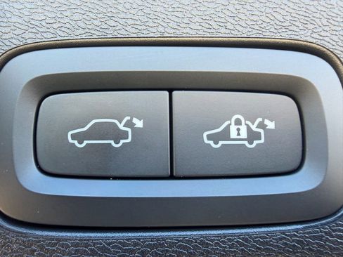 Used 2024 Volvo XC60 B5 Plus image 11