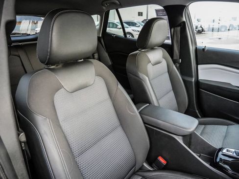 Used 2025 Chevrolet Trax LT FWD image 16