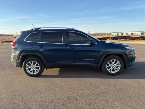 Used 2018 Jeep Cherokee Latitude image 4