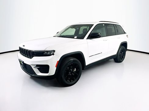 Used 2024 Jeep Grand Cherokee Altitude image 3