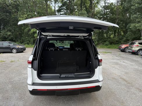 Used 2024 Lincoln Navigator Premiere AWD/4WD image 10