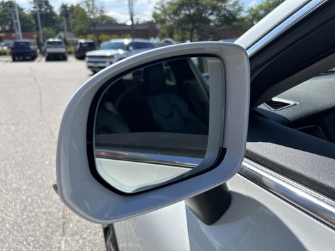 Used 2023 Volvo XC60 B5 Plus w/ Climate Package AWD/4WD image 10
