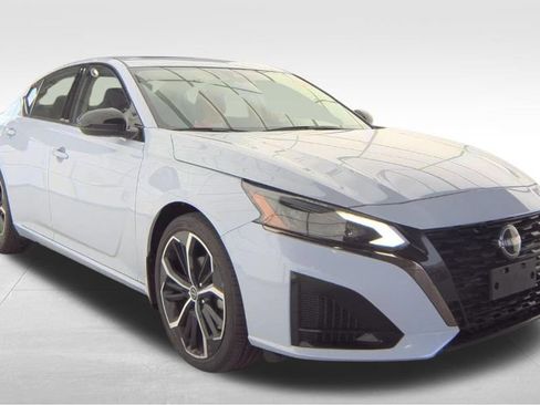 Used 2023 Nissan Altima 2.5 SR w/ SR Premium Package FWD image 4
