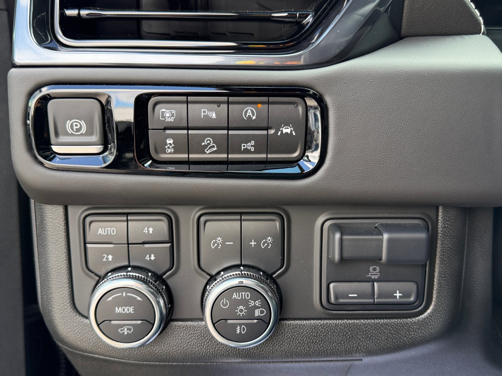 Used 2025 GMC Yukon AT4 Ultimate AWD/4WD image 22