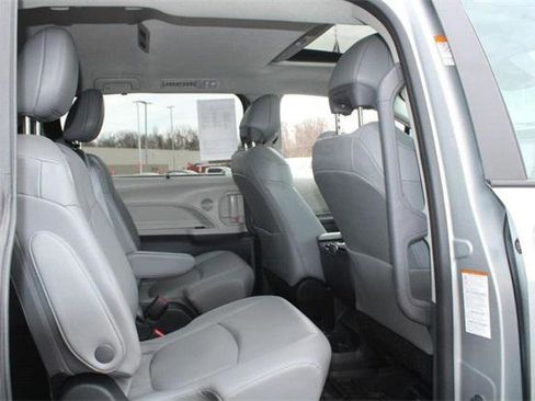 Certified 2024 Toyota Sienna XLE image 10