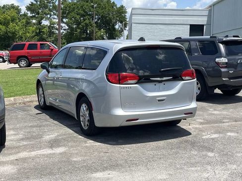 Used 2023 Chrysler Voyager LX FWD image 5