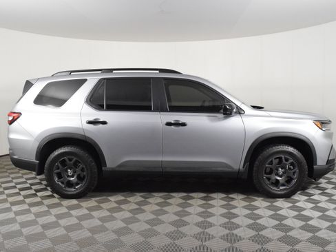 Used 2025 Honda Pilot TrailSport image 5