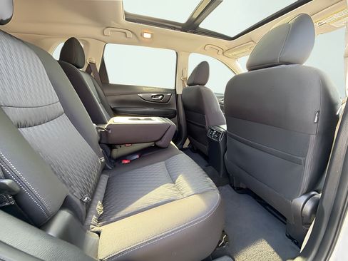 Used 2018 Nissan Rogue SV w/ Sun & Sound Touring Package FWD image 10