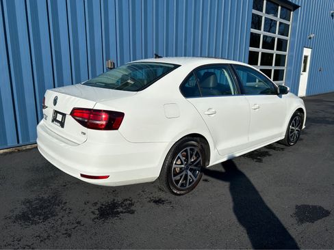 Used 2017 Volkswagen Jetta SE image 4