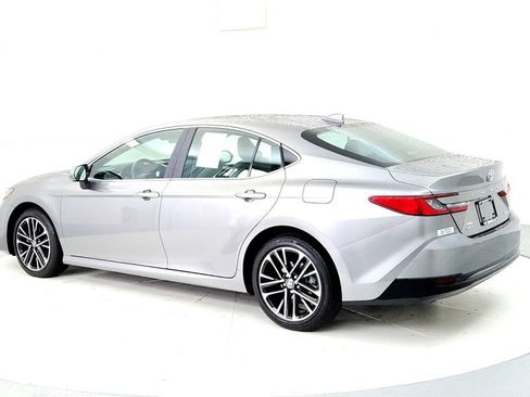 Used 2025 Toyota Camry XLE AWD/4WD image 4