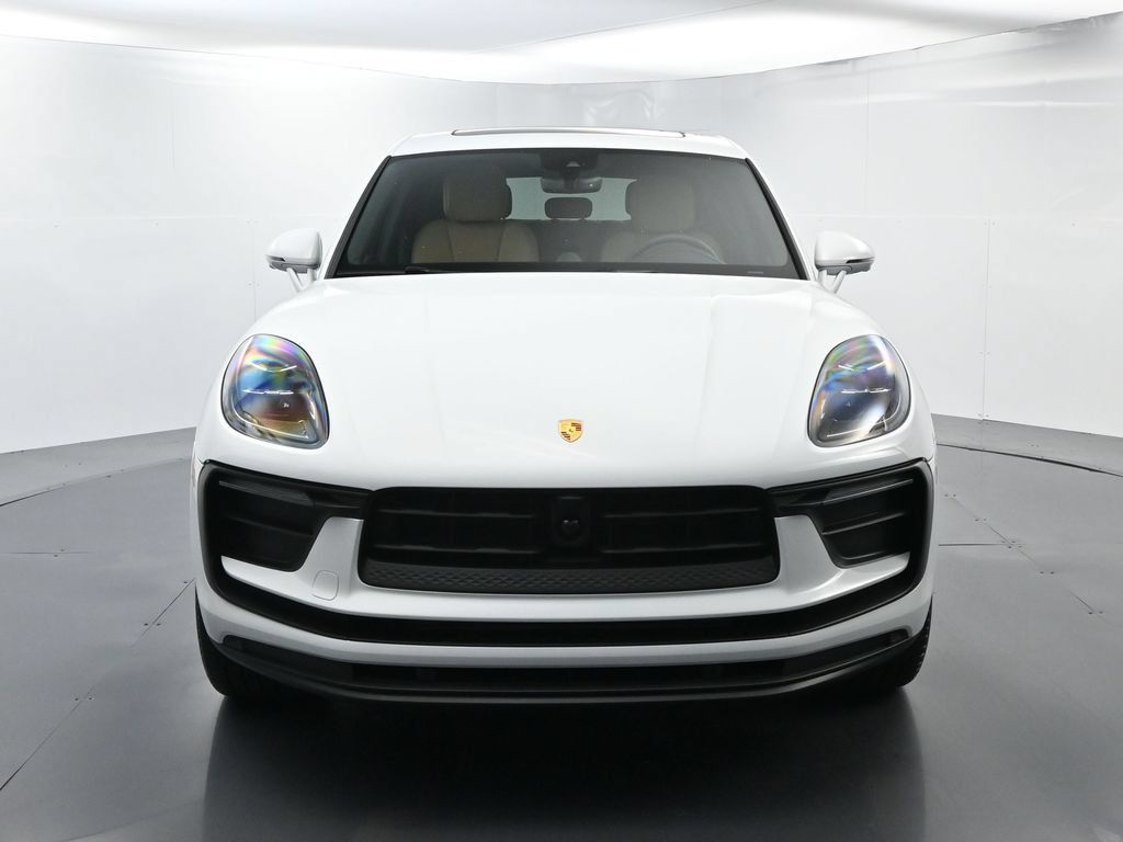 Certified 2025 Porsche Macan AWD/4WD image 18