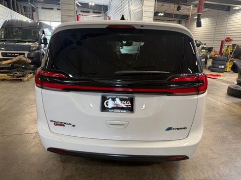 Used 2023 Chrysler Pacifica Limited w/ Uconnect Theater Family Group FWD image 20