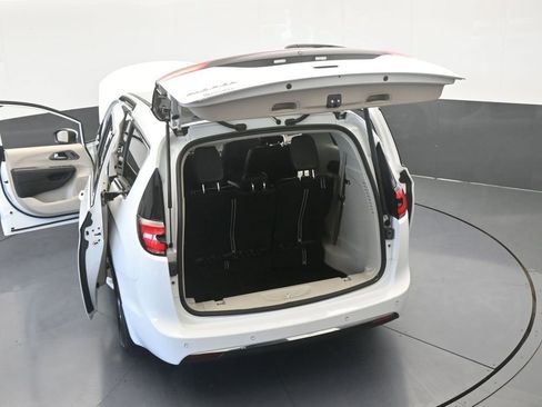 Used 2023 Chrysler Pacifica Touring-L image 69