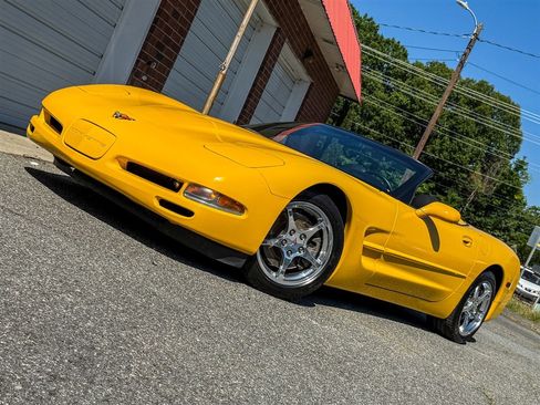 Used 2004 Chevrolet Corvette Convertible w/ Preferred Equipment Group RWD image 8