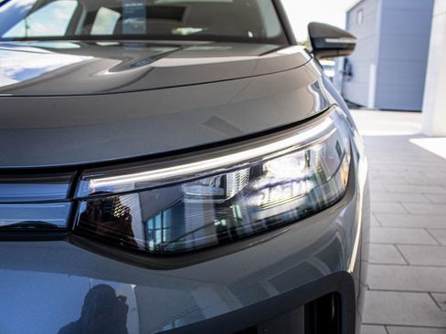 Certified 2025 Volkswagen Tiguan SE image 10