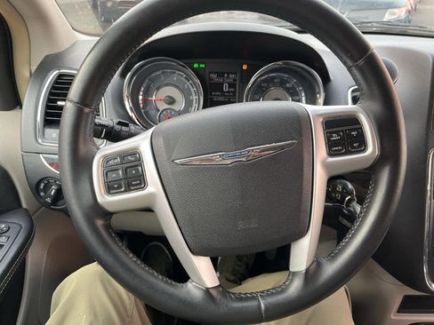 Used 2016 Chrysler Town & Country Touring image 17