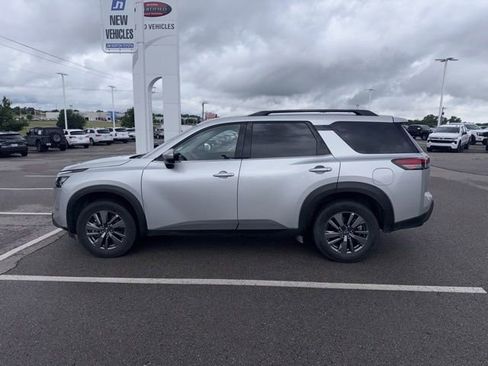 Used 2025 Nissan Pathfinder SV FWD image 5