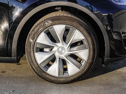 Used 2024 Tesla Model Y 2WD image 10